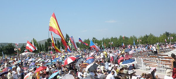 Mladifest je tudi letos v Medžugorje privabil več deset tisoč mladih z vsega sveta. Mladifest je tudi letos v Medžugorje privabil več deset tisoč mladih z vsega sveta.