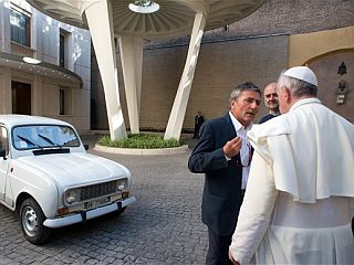 Frančišek v dar prejel 'katrco'