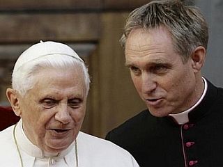 Gänswein: »Benedikta XVI. sem poskusil odvrniti od odstopa«