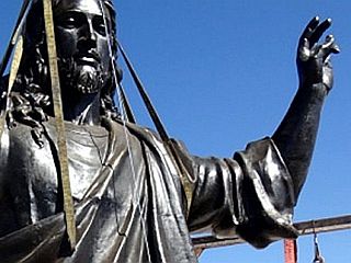 Nov Kristusov kip v Siriji poziva k miru