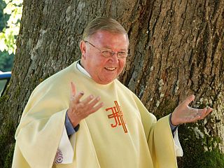 Podelitev misijonskega križa laiškima misijonarjema