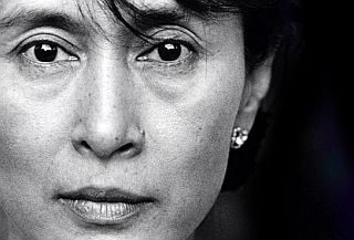 Papež sprejel Nobelovo nagrajenko Aung San Suu Kyi