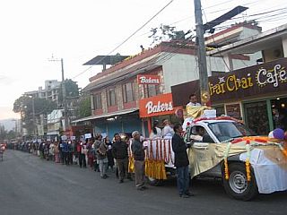 Katoličani, hindujci in budisti v procesiji ob sklepu leta vere