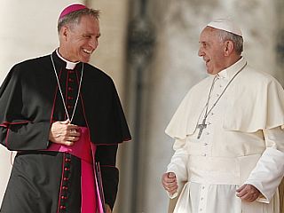 »Papež želi preoblikovati vernike, ne pa vere«