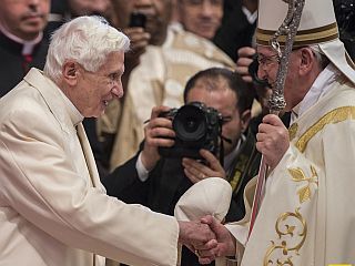 Na konzistoriju v baziliki sv. Petra tudi Benedikt XVI.