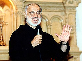 P. Cantalamessa tokrat »na ramenih velikanov«
