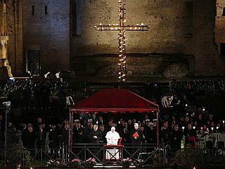 Papežev križev pot o brezposelnosti in mamilih