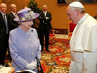 Kraljica Elizabeta od papeža prejela dar za pravnuka