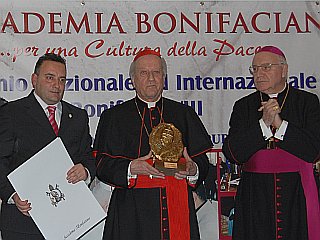 Kardinal Rode prejel Mednarodno odličje Bonifacija VIII.