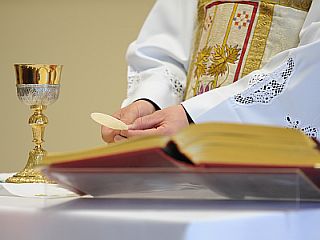 »Evharistija naj postane središče vašega življenja«