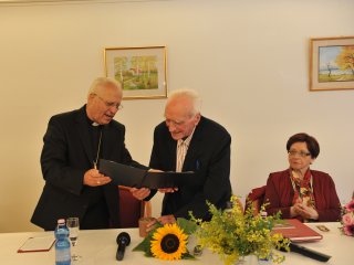 »Cerkvi služi prek pisane besede«