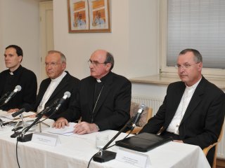 Položaj upokojenih nadškofov Antona Stresa in Marjana Turnška