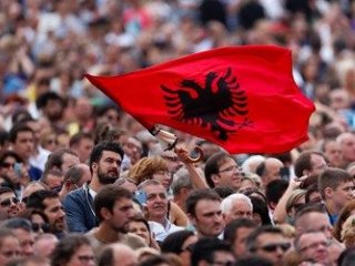 Papež bo v Albaniji pozdravil voditelje različnih ver
