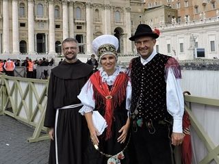 Mašni plašč in prt za papeža