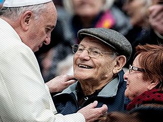 Papež pozval k molitvi za sinodo in dialogu med generacijami