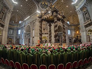 Papež s slovesnim bogoslužjem odprl začetek sinode