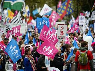 V Parizu več kot 100.000 protestnikov proti nadomestnemu materinstvu