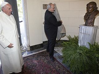 Papež Frančišek odkril kip Benedikta XVI.