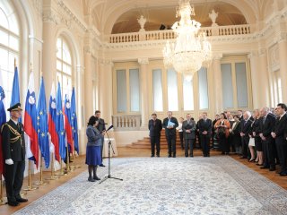 Neomajno zvest materinščini