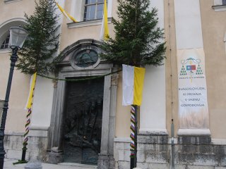 Slovo od frančiškanov, stolnica ozaljšana …