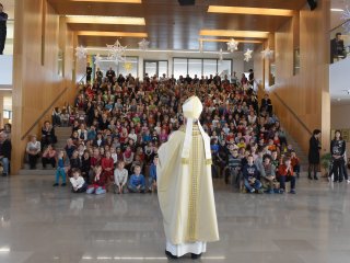 »V vaši šoli je veliko oltarjev«