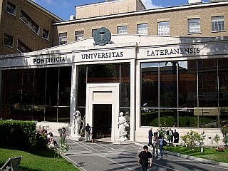 Papeška univerza predstavlja študij župnijske uprave