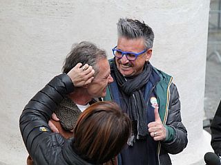 Nepričakovano prijateljstvo med friziranjem brezdomcev