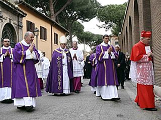 Sveti oče s spokorno procesijo pričel postni čas