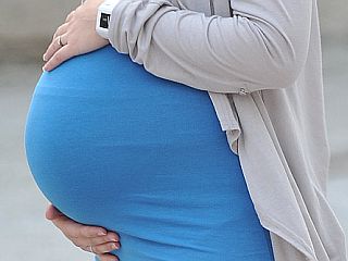 »Nadomestno materinstvo je napad na človekovo dostojanstvo«