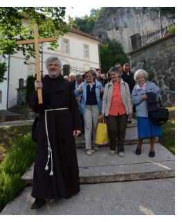 Br. Miran Špelič vodi romarje k mariji