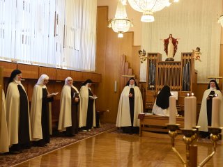 Z gore Karmel na goro Horeb - odeti v škapulir
