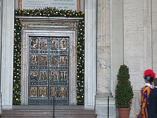 Skozi sveta vrata v Petrovo baziliko le z vstopnicami