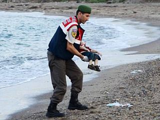 Je podoba utopljenega begunskega dečka prebudila svet?