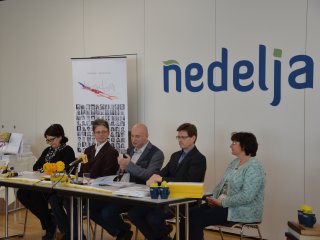 Devet desetletij. Štiri generacije.