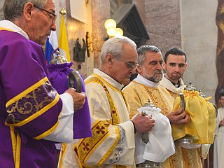 Blagoslov svetih olj pri krizmenih mašah