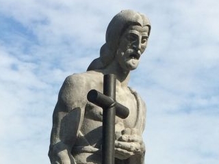 Krstnik na Plečnikovem mostu po 70 letih spet s križem