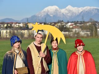 Koledniki razveseljujejo s pesmijo