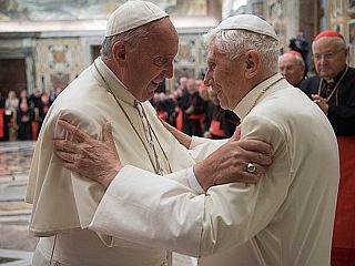 »Benedikt XVI. nudi podporo Frančišku«
