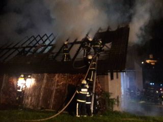 Med vigilijo: »Gori, gori, pojdite odmakniti vozila!«