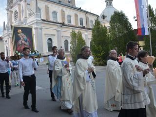 Dovolimo, da nas Marija objame