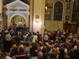 »Kronajo samo najbolj češčene Marijine podobe«