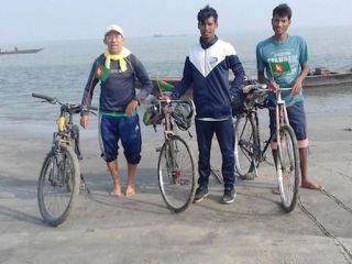 S kolesom v Dako na bogoslužje s papežem