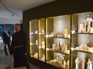 400 jaslic v samostanskem hlevu