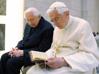 Vatikan zanikal izjave o  bolezni Benedikta XVI.