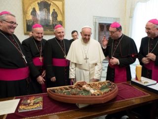 Med bralci je 11. številka Družine
