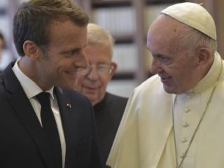 Francoski predsednik Macron pri papežu Frančišku