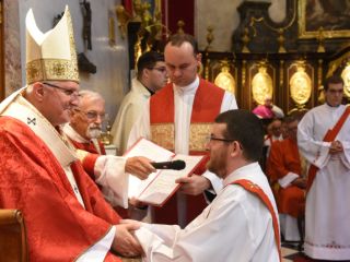 Nova Družina o novomašnikih in novih kardinalih
