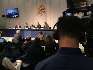 Nadškof Scicluna: Na sinodi o mladih ne iščite odgovorov na krizo zlorab
