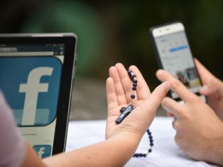 Internet, vir znanja, je dovzeten za »fake news«