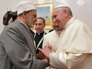 Papež začel z uradnim programom v Abu Dabiju